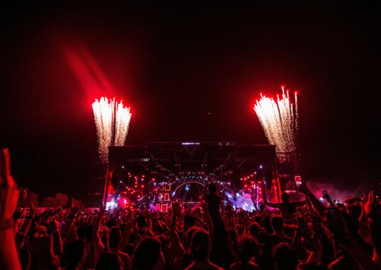 Taylor Swift concert crowd atmosphere 2026