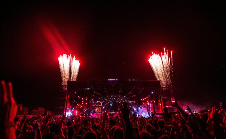 Taylor Swift concert crowd atmosphere 2026